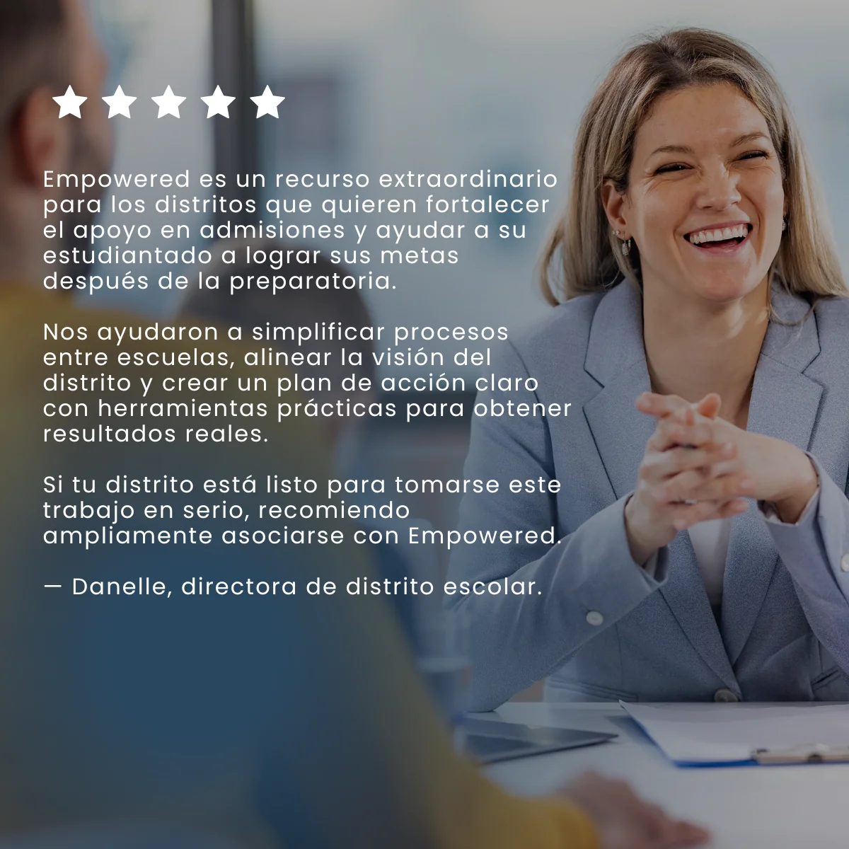 Five-star testimonial from Danelle, school district director, in Spanish